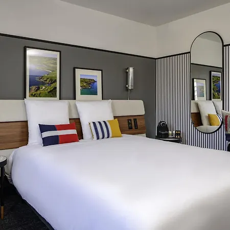 Отель Mercure Centre Port De Plaisance 4*