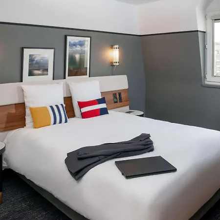 Отель Mercure Centre Port De Plaisance 4*